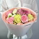 Авторский букет "Цветочный вальс" из роз и гвоздик