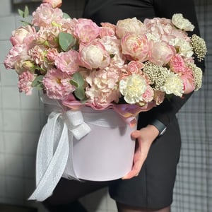Шляпная коробка с цветами «Нежная композиция с пионами»