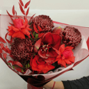 Букет из хризантемы Бигуди и амарилисом. из роз