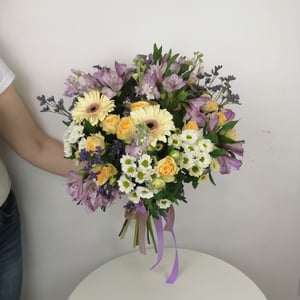 Полевой букетик из хризантем и альстромерий