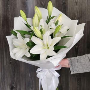 Букет из белой лилии