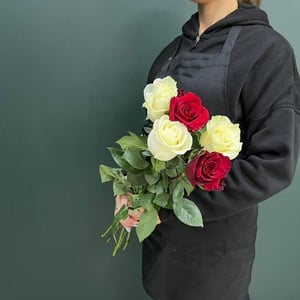 Букет из красных и белых роз 60см