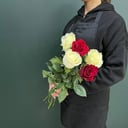 Букет из красных и белых роз 60см