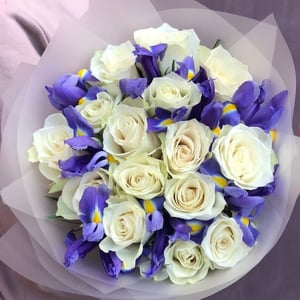 Букет «15 белых роз с ирисами»