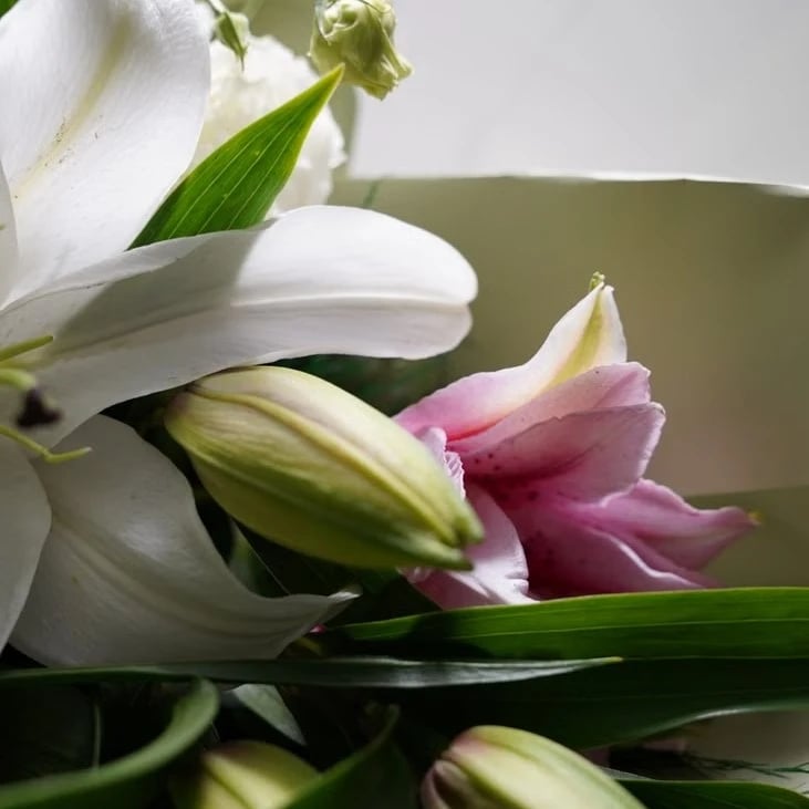 Lilies bouquet delivery
