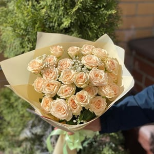 Букет «Креминтон» из роз и гипсофил