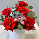 Шляпная коробка с цветами «Роза французская с орхидеей и эвкалиптом»