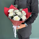 Букет из белых Диантусов и эвкалипта из гвоздик