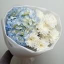 Букет из гортензии и хризантемы