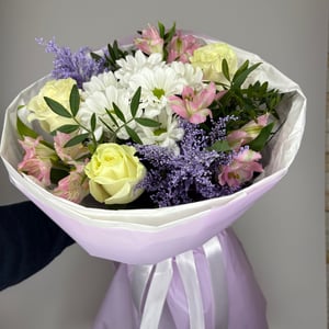 Авторский букет с хризантемой и розой