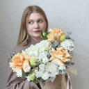 Шляпная коробка с цветами «Бежевая композиция с гортензией» из гвоздик и роз