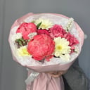 Авторский букет с пионами из роз и гербер