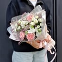 Букет "Цветочный парфюм" из гвоздик и эустом