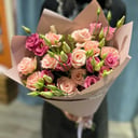 Букет из эустомы и кустовой розы