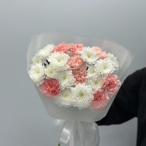 Букет из хризантемы с диантусами