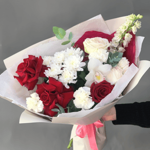 Авторский букет Вместо тысячи слов 1138 из гвоздик и роз