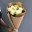 Букет «7 белых роз в крафте»