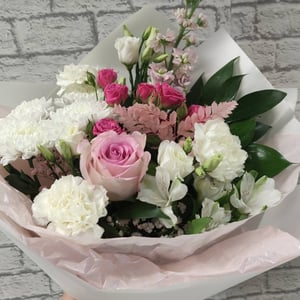 Букет «Легкость» из гвоздик и роз
