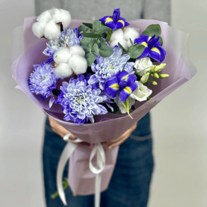 Букет «Чары» из ирисов и эустом