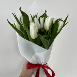 Букет из 13 белых тюльпанов