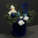 Шляпная коробка с цветами «Композиция из нобилиса с синим декором»