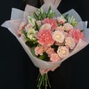 Букет из кустовых роз и альстромерий