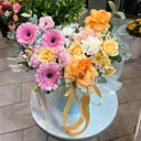 Шляпная коробка с цветами «Идиллия» из роз и гвоздик