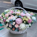 Цветы в корзине "Вечная весна" из роз и эустом