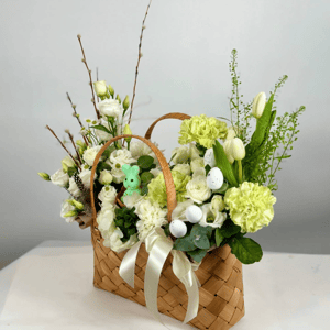 Коробка с цветами «Пасхальная сумка» из тюльпанов и эустом