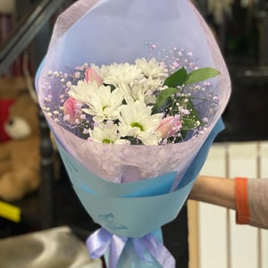 Букет «Кукси» из тюльпанов и гипсофил