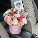 Шляпная коробка с цветами «Ароматная коробка из роз с хамелациумом»