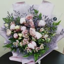 Букет «Великолепная» из пионов и альстромерий