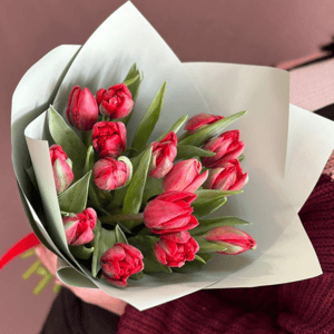Букет из 15 тюльпанов в оформлении