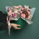 Шляпная коробка с цветами «Вдохновение» из гвоздик и орхидей