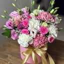 Цветы в коробке из эустом и гвоздик