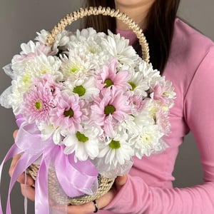 Корзинка с кустовой хризантемой