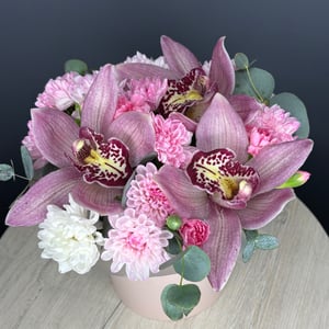 Шляпная коробка с цветами «Орхидея и эвкалипт»