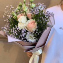 Букет из роз, эустомы и гипсофилы