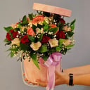 Шляпная коробка с цветами «Цветы в коробке для той самой» из роз и альстромерий