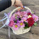 Корзина с цветами «Розовый сад» из хризантем и экзотических цветов