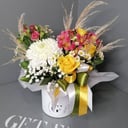 Шляпная коробка с цветами «Сборная композиция "Гармония"» из роз и альстромерий