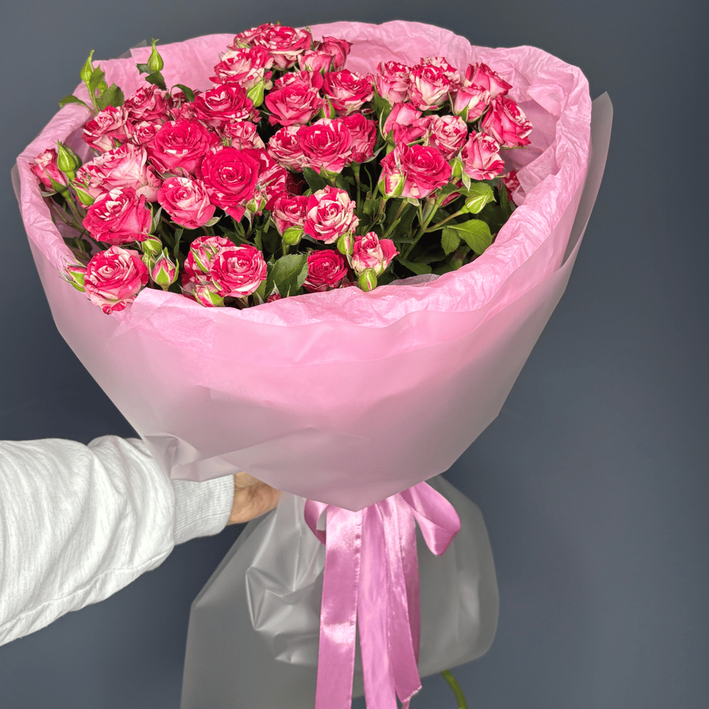 Яркий букет из 5 кустовых роз