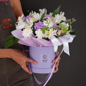 Шляпная коробка с цветами «Композиция "Амико"» из альстромерий и хризантем