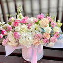 Шляпная коробка с цветами «Цветы в коробке» из роз и эустом