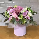 Шляпная коробка с цветами «Для настроения» из фрезии и экзотических цветов