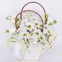 Коробка с цветами «Блеск луны» из хризантем и сирени