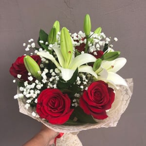 Букет с лилией, розами и гипсофилой