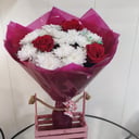 Букет «Лёд и пламя» из хризантем и роз