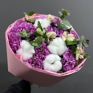 Букет с диантусами и хлопком из альстромерий