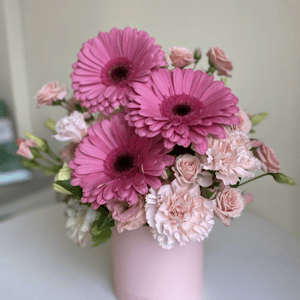 Шляпная коробка с цветами «Отличного настроения» из гвоздик и роз